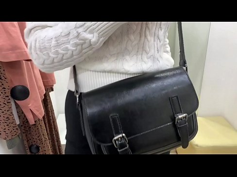 ❤️ Јавна мастурбација на младата кучка FeralBerry со дилдо во фитинг просторијата ️❌ Секс видео кај нас